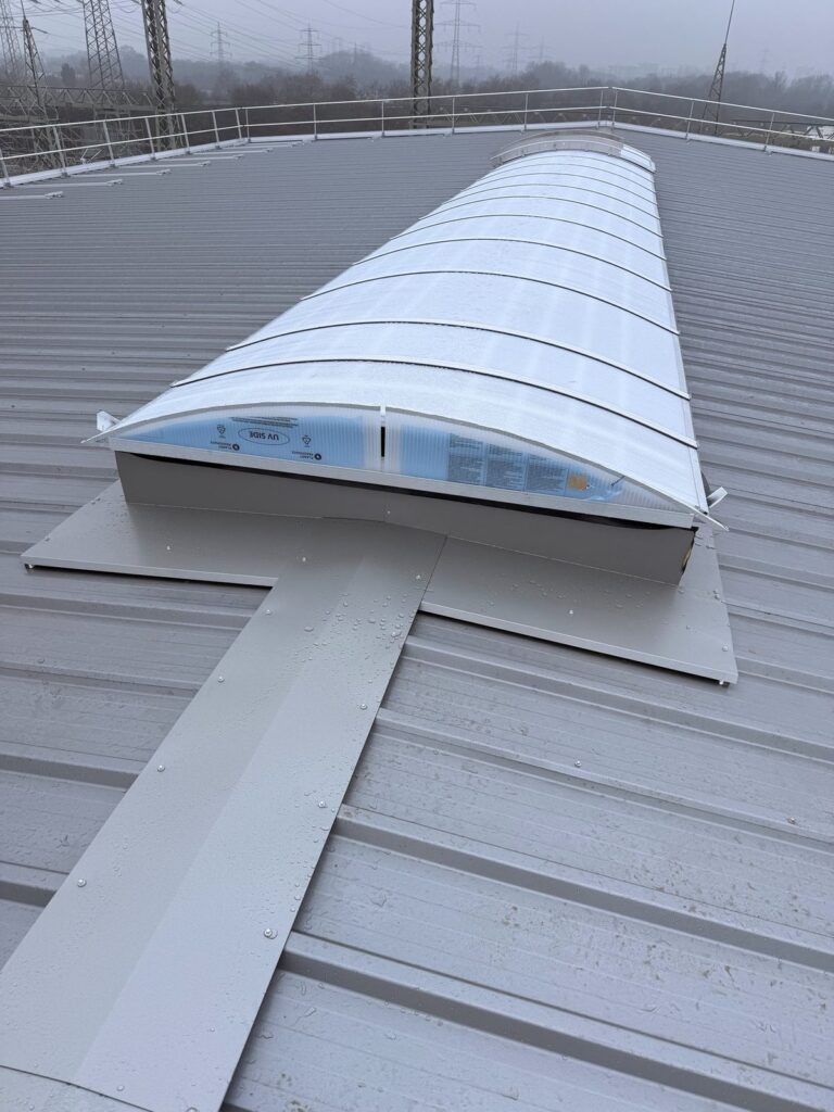 Lichtkuppel im Dach aus Stehfalzprofil