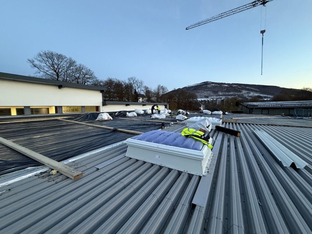 Neu verlegtes Trapezblechdach mit Lichtkuppel