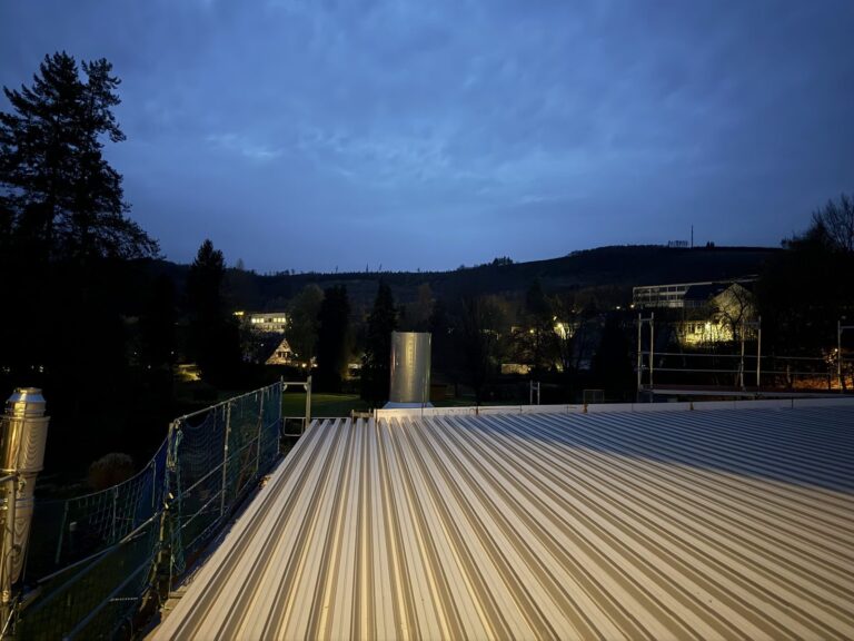Neu eingedecktes Dach in der Abenddämmerung
