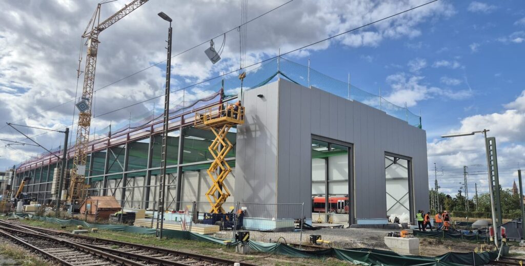 Neue Halle mit Sandwichpaneelen neben den Gleisen