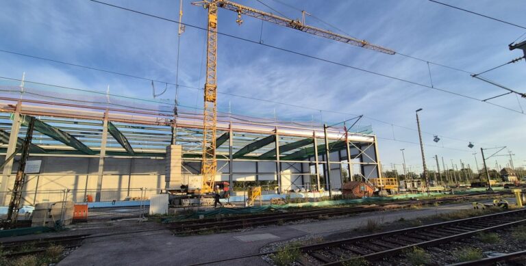Stahlbau der Halle vor der Fassadenmontage