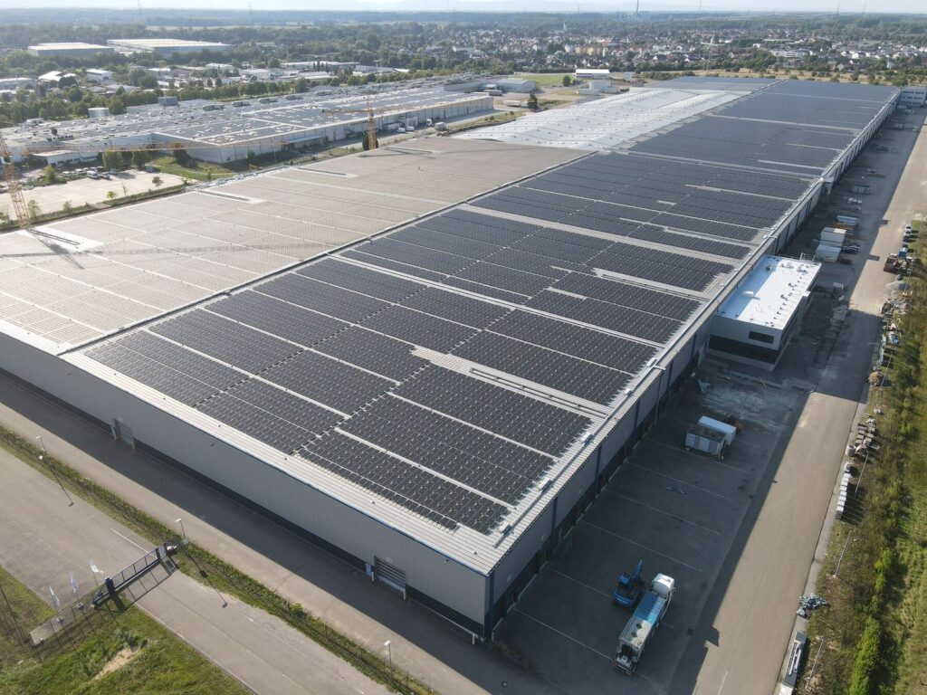 Luftbild einer großen Halle
