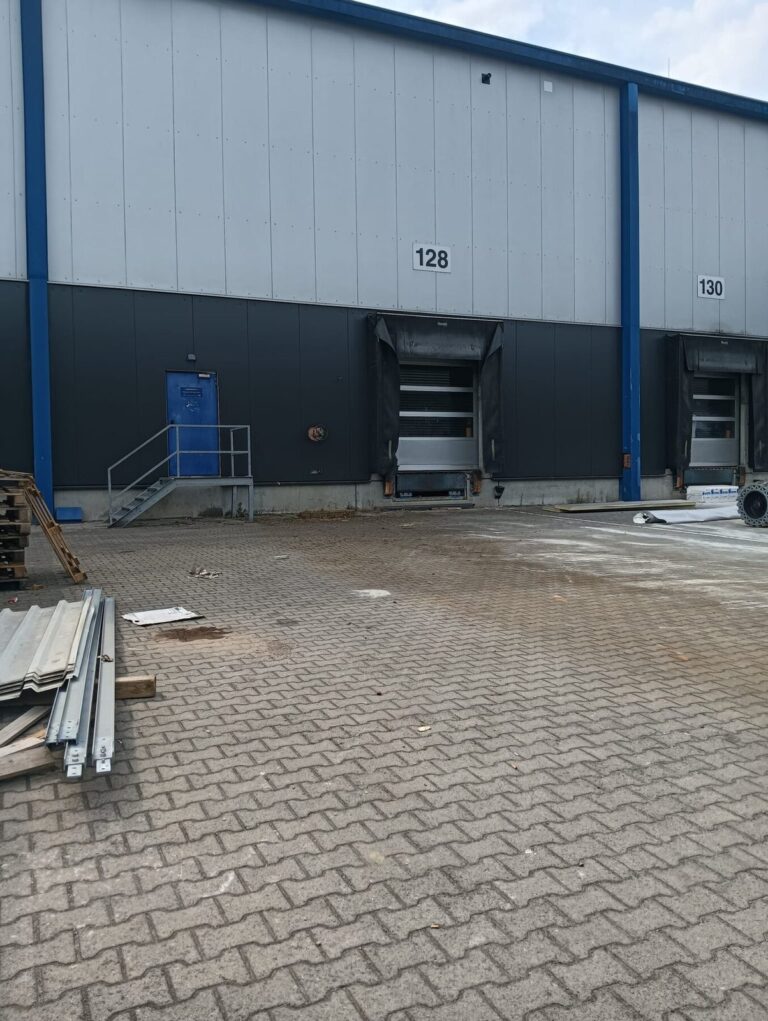 Rampen mit dunkler Fassade